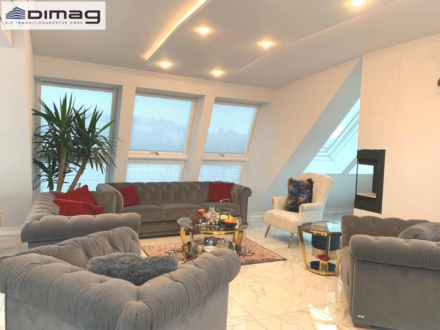 Geräumiges Wohnzimmer mit Dachschrägen, bequemen Sofas und stilvoller Einrichtung.