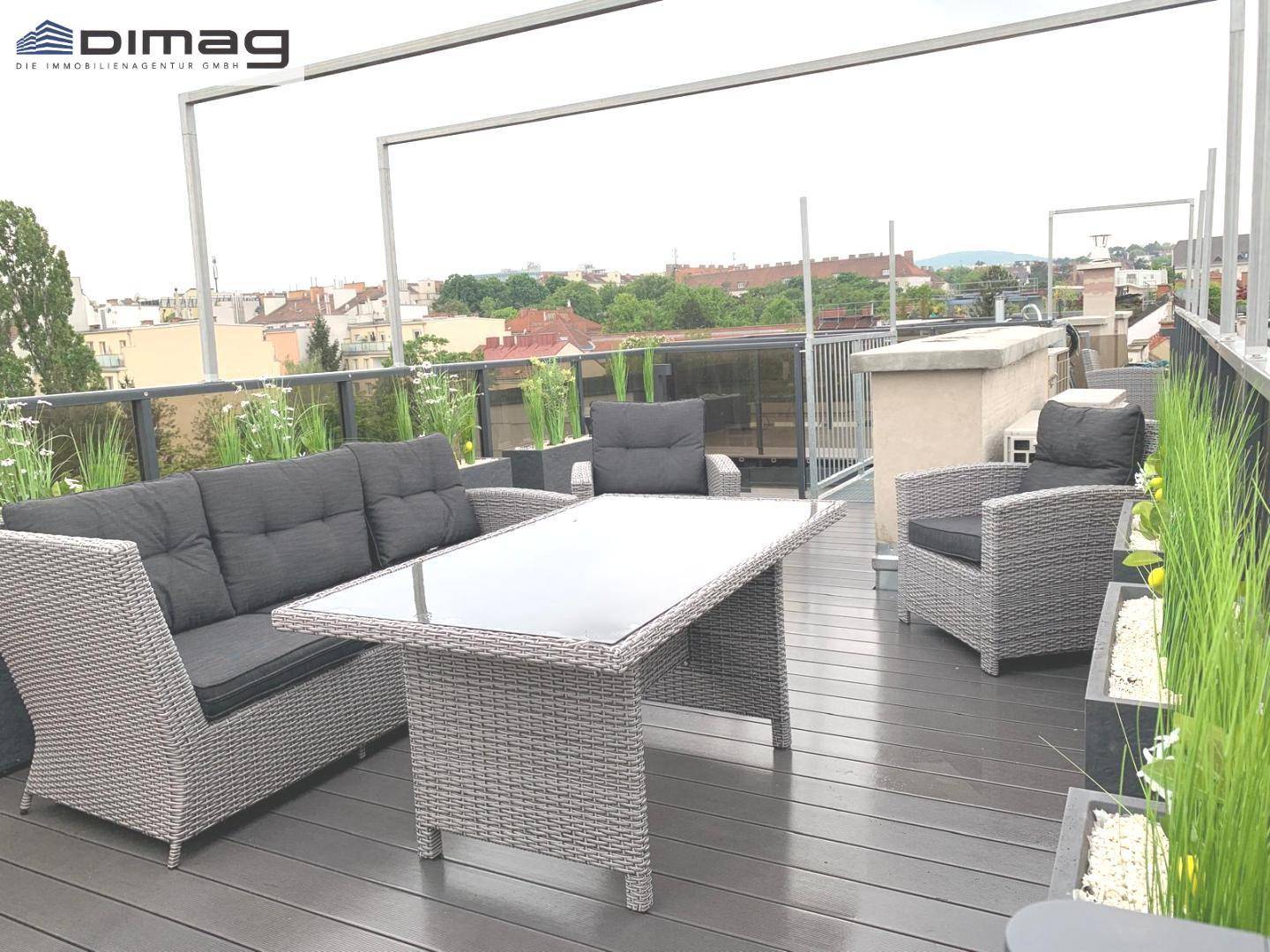 Geräumige Dachterrasse mit modernen Outdoor-Möbeln und weitem Stadtblick.