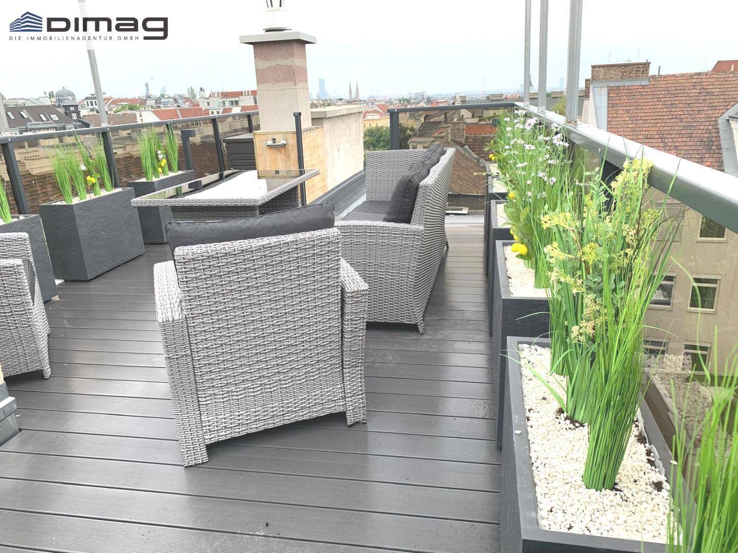 Attraktive Dachterrasse mit bequemen Sitzgelegenheiten und dekorativen Pflanzen.
