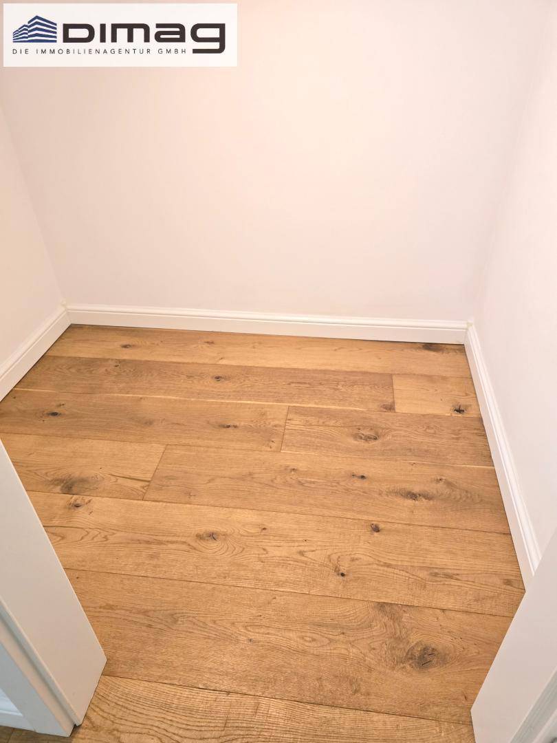 Kleiner Abstellraum mit Holzboden, ideal für zusätzlichen Stauraum oder als begehbarer Schrank.