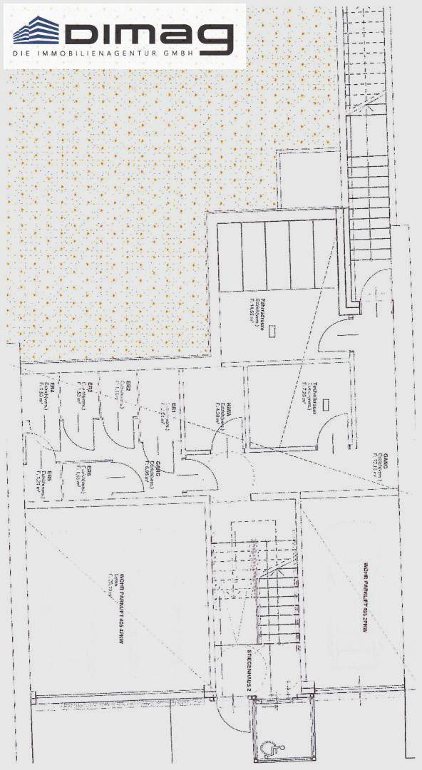 Gesamtgrundriss mit verschiedenen Räumen, Treppenhaus und Zugang zum Kellerbereich.