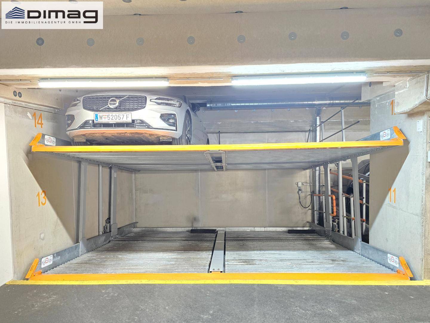 Modernes Duplex-Parksystem in der Tiefgarage für zwei Fahrzeuge.