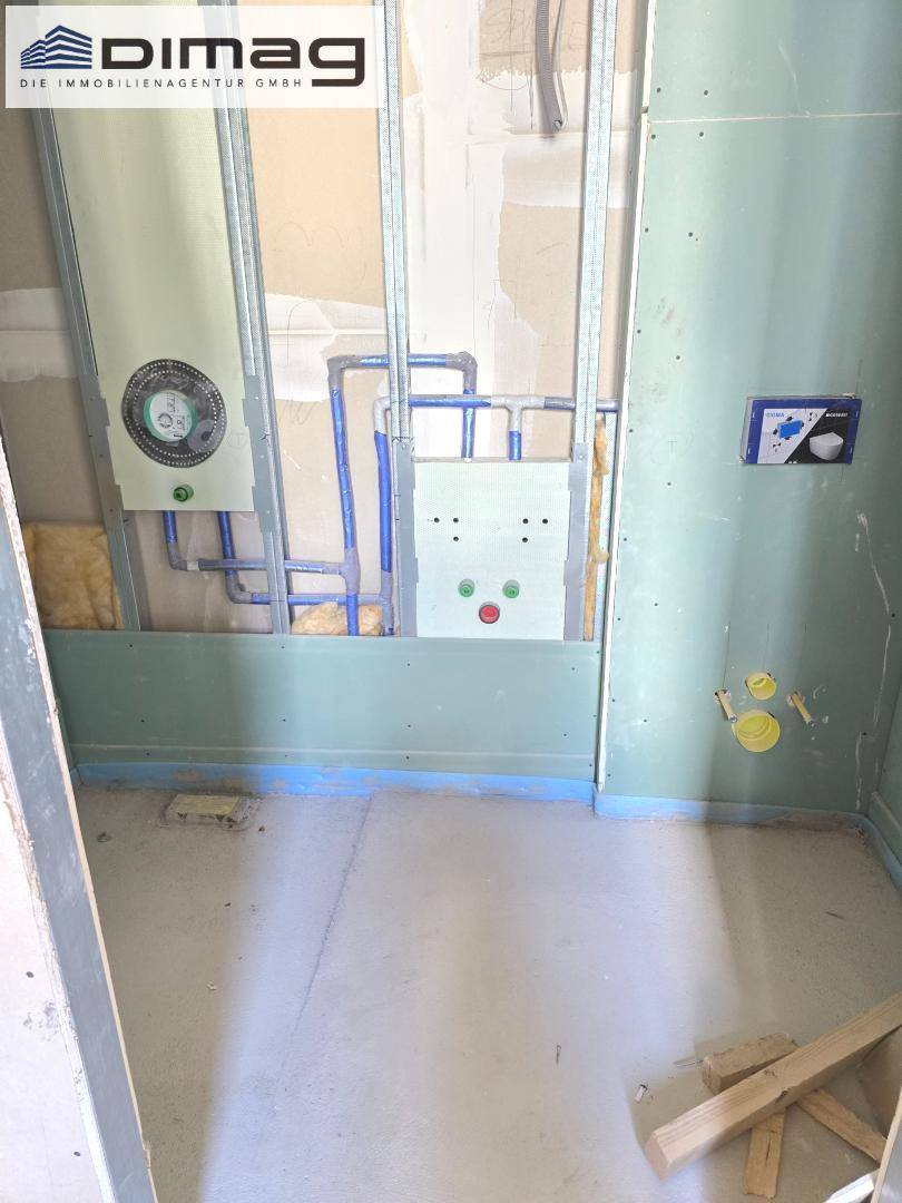 Detailansicht der Sanitärinstallationen im Rohbau eines Badezimmers, bereit für die Endmontage.