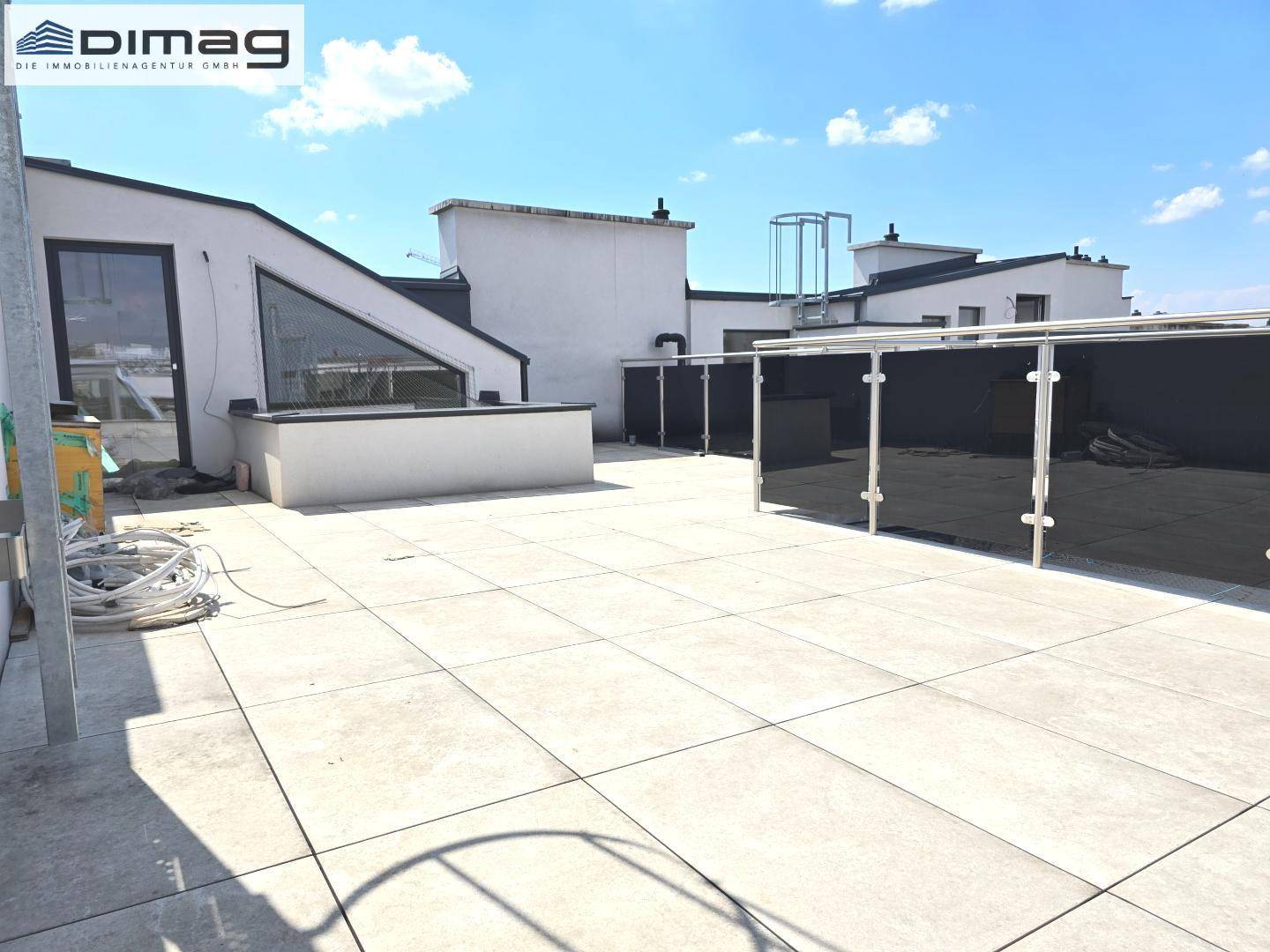 Große Dachterrasse mit modernen Elementen und viel Platz für individuelle Gestaltung.