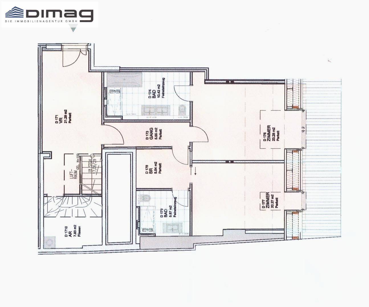 Grundriss der unteren Etage mit mehreren Zimmern, Bädern und einem Flur.