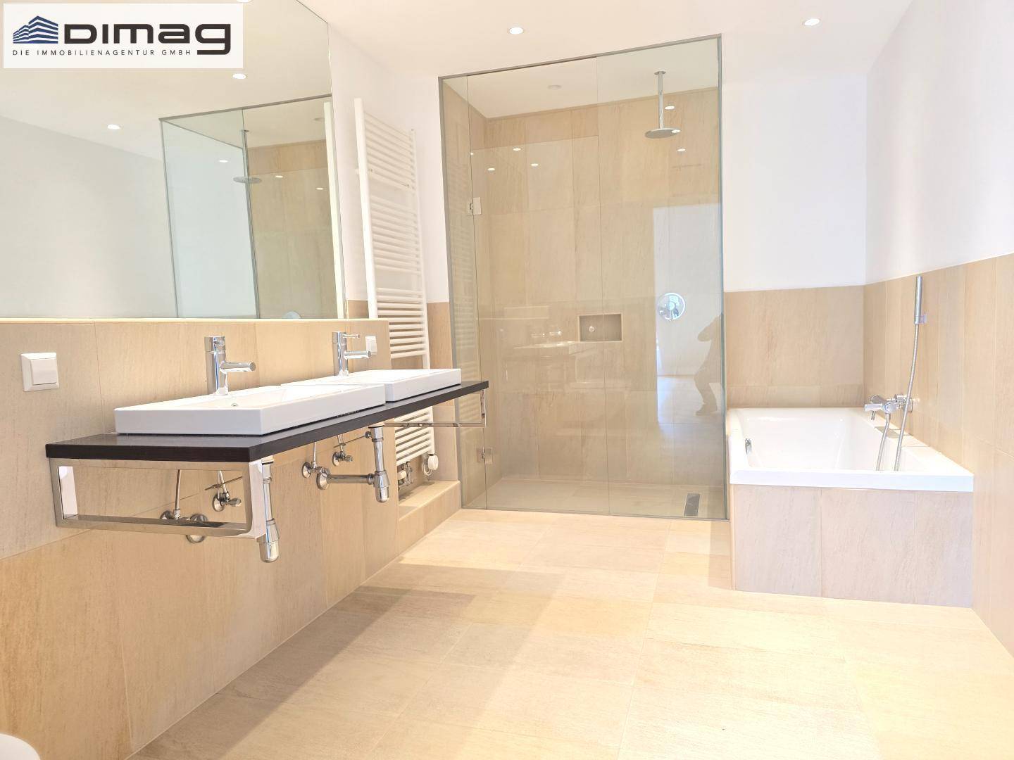 Modernes Badezimmer mit Doppelwaschbecken, Badewanne und großer begehbarer Dusche.