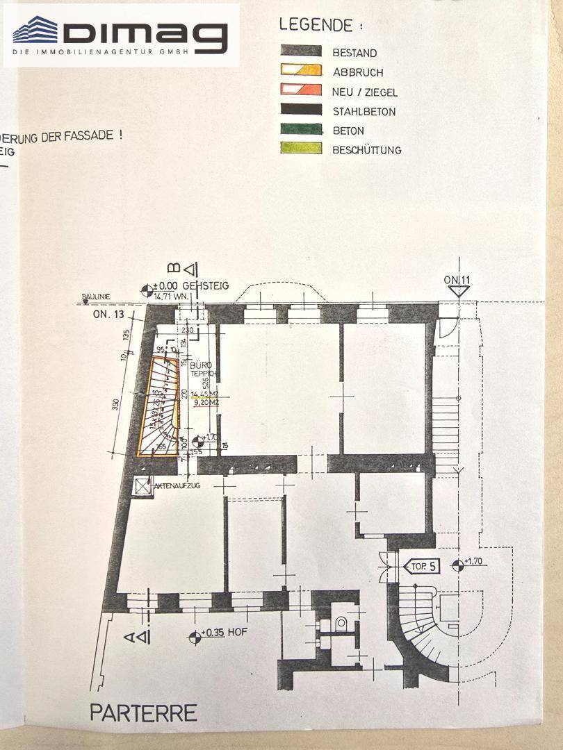 Grundriss des Erdgeschosses mit Treppenhaus, mehreren Räumen und einem WC, zeigt die Raumaufteilung.