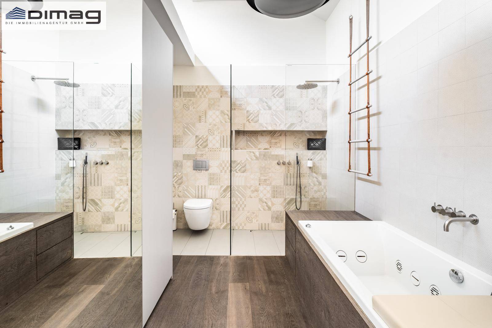 Luxuriöses Badezimmer mit Badewanne, begehbarer Dusche und modernen Fliesen in warmen Farbtönen.