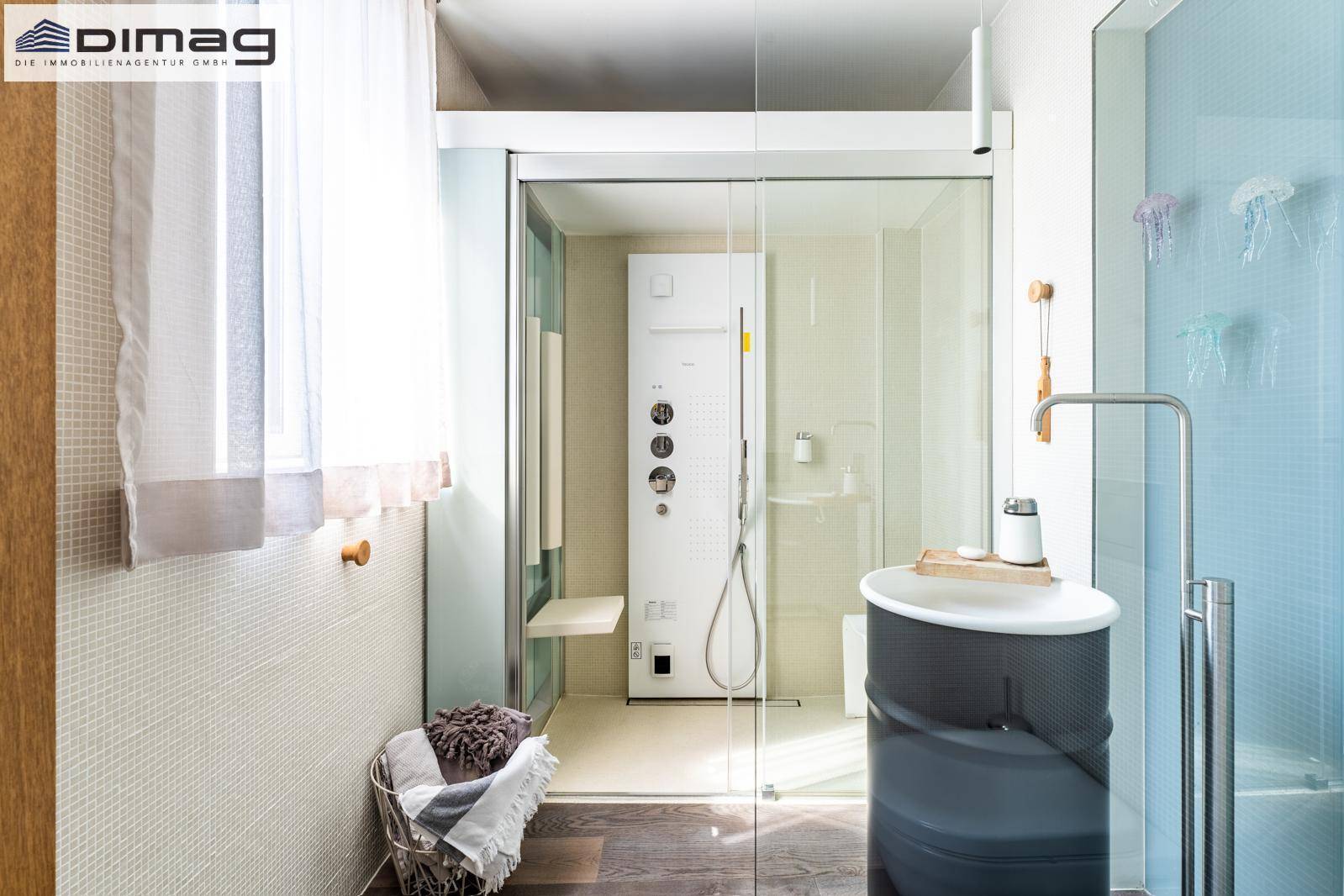 Modernes Badezimmer mit begehbarer Dusche, stilvollem Waschbecken und Fenster für natürliches Tageslicht.