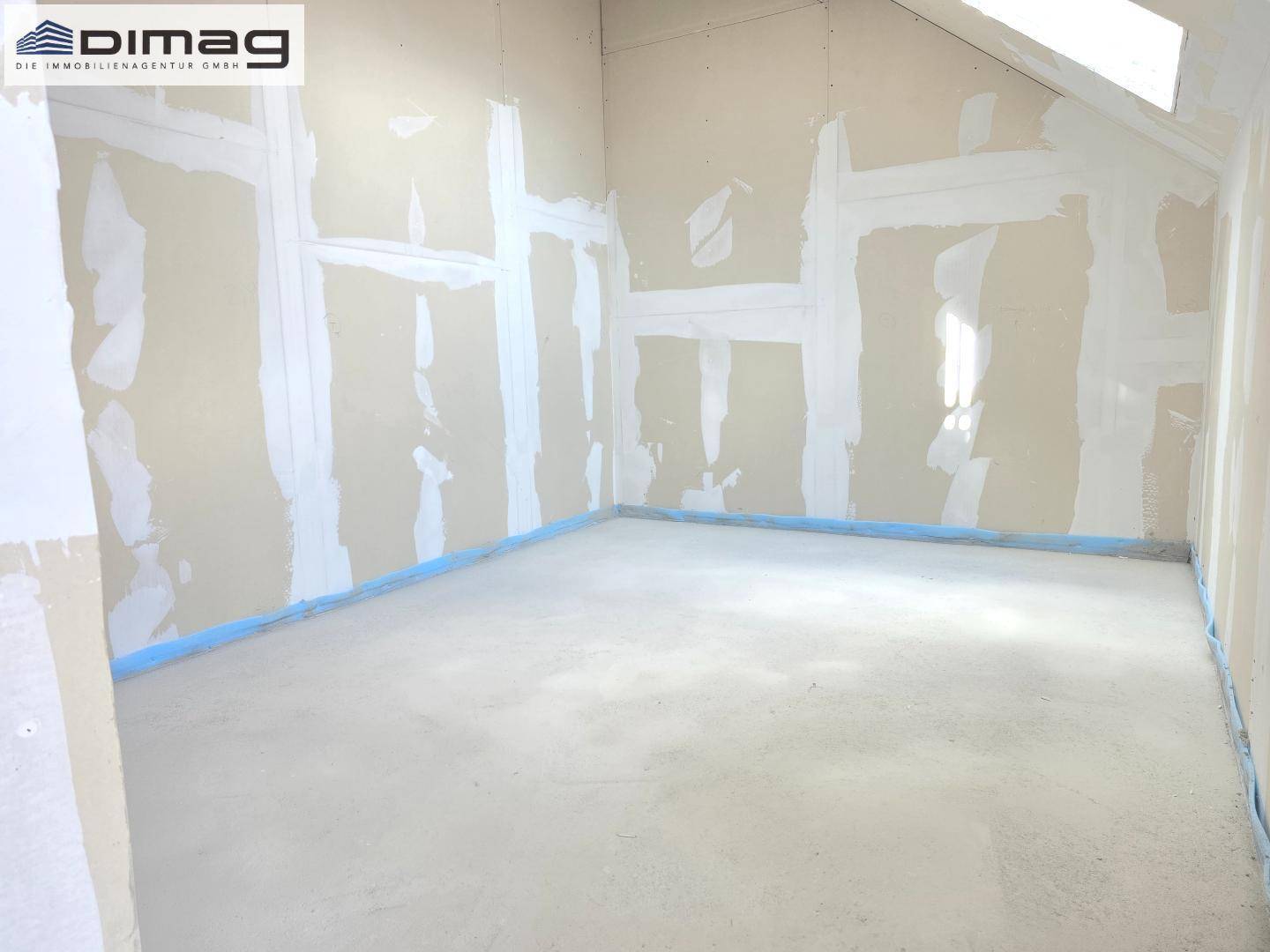 Kleinerer Raum im Rohbau mit Trockenbauwänden, bereit für den Ausbau.
