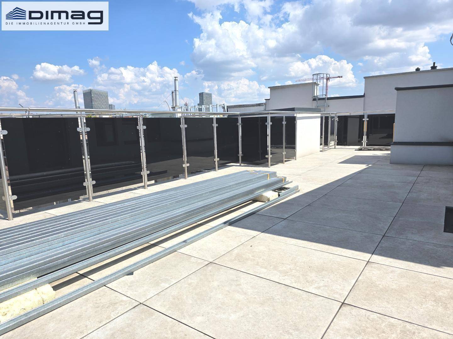 Geräumige Dachterrasse im Rohbau mit Blick über die Stadt und viel Potenzial.