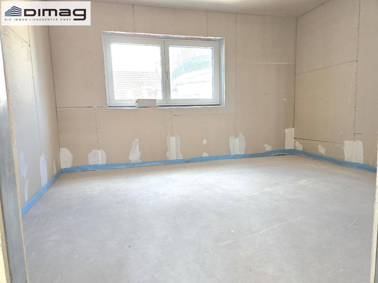 Rohbauzimmer mit Fenster, ideal für Schlafzimmer oder Büro im Dachgeschoss.