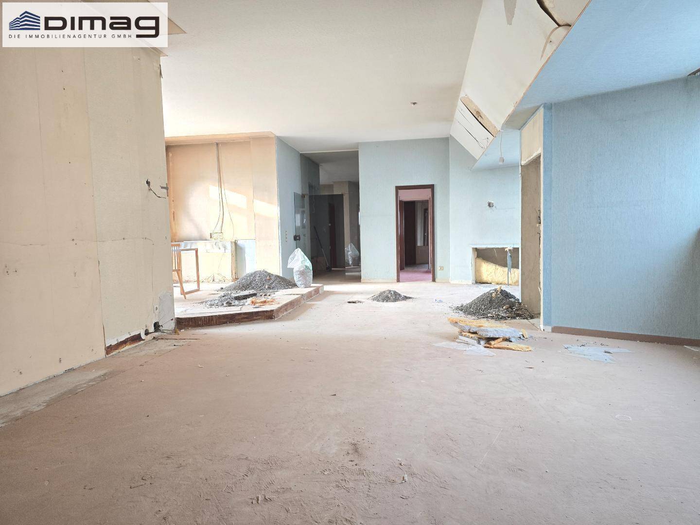 Innenraum im Rohbauzustand mit Baustoffen und vorbereiteter Fläche für den Ausbau.