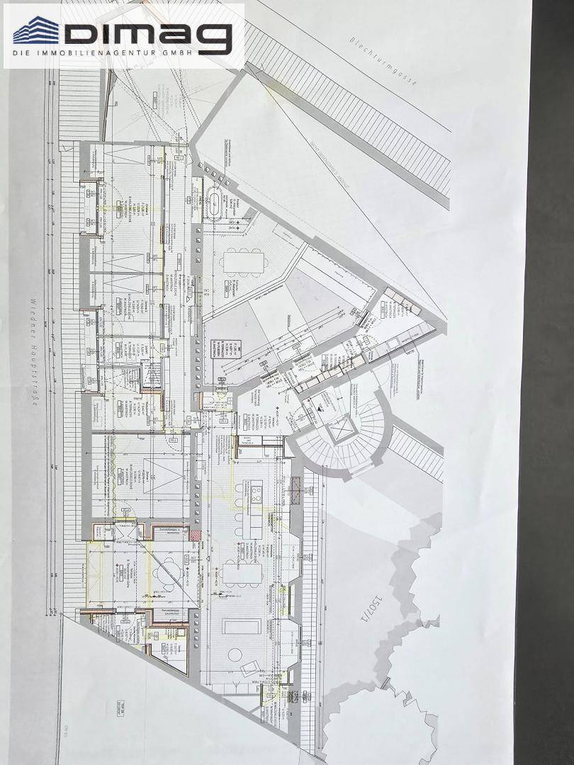 Detaillierter Grundrissplan mit hervorgehobenen Bereichen und Raumfunktionen.