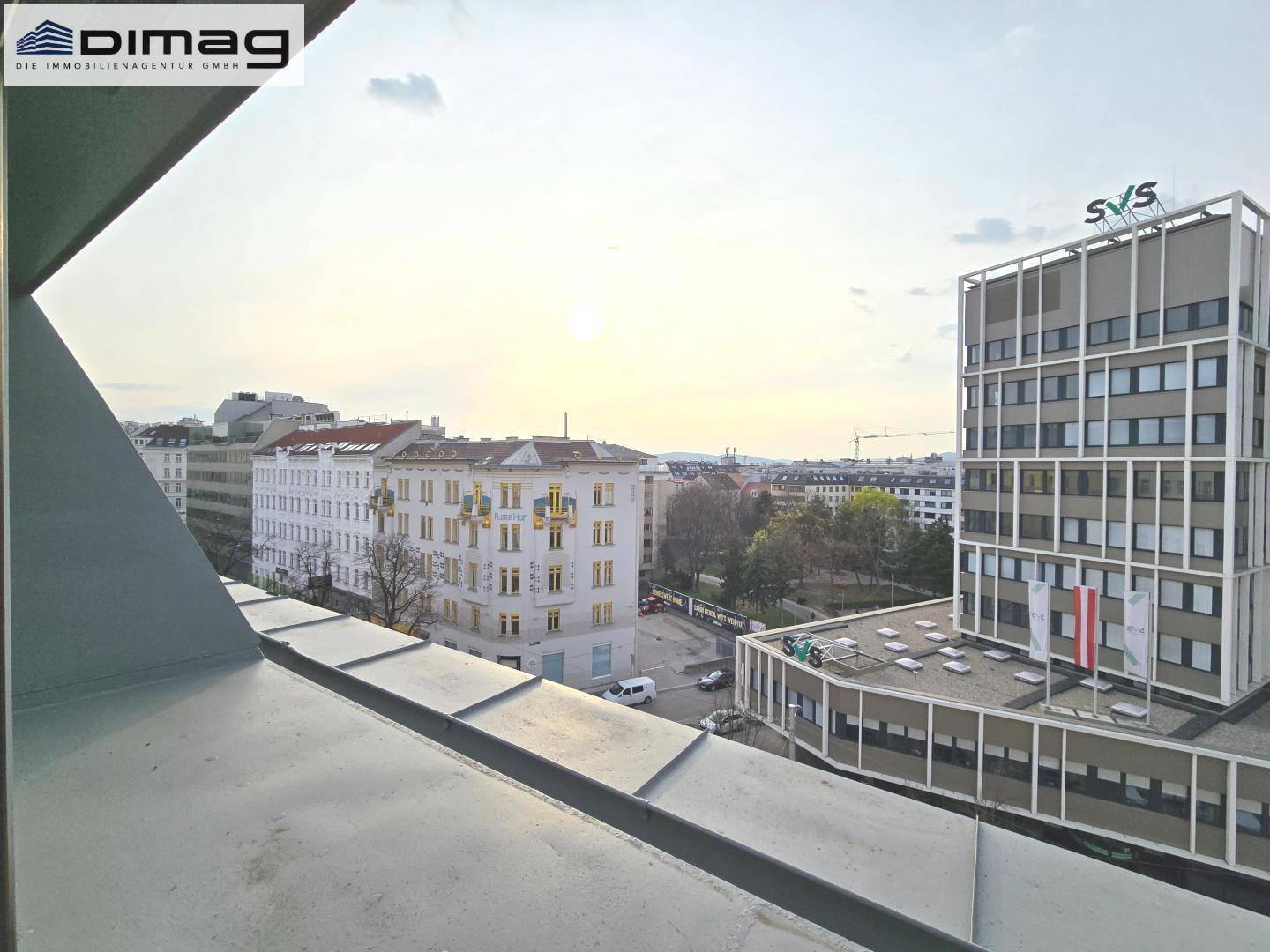 Panoramablick über die Stadt mit modernen Gebäuden und urbaner Skyline bei Sonnenuntergang.