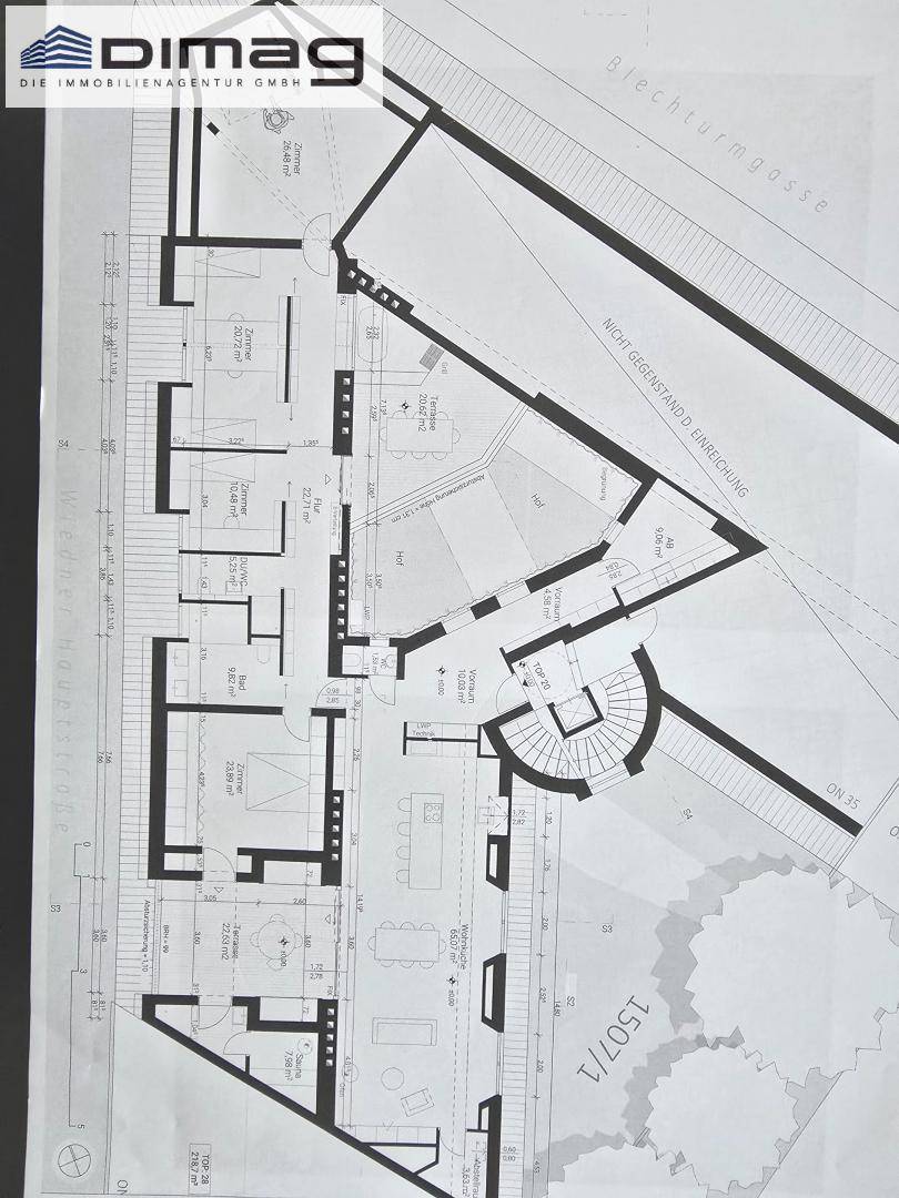 Architektonischer Grundrissplan mit detaillierter Raumaufteilung und Bemaßungen.