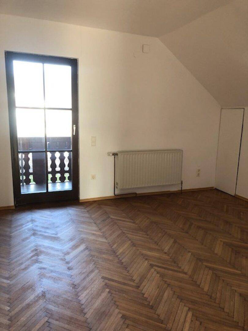 Zimmer mit Ausgang auf Balkon (OG)