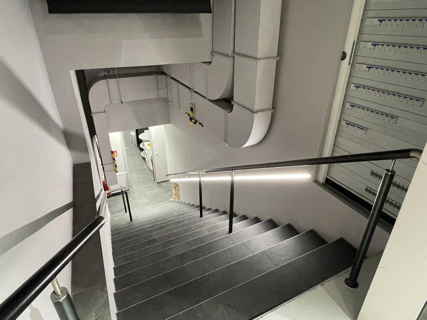 Treppe ins UG zum Büro / Aufenthaltsraum