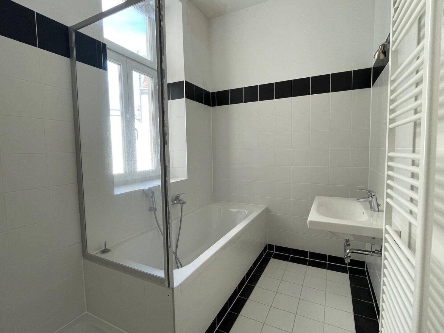 Bad mit Wanne, Dusche, WB