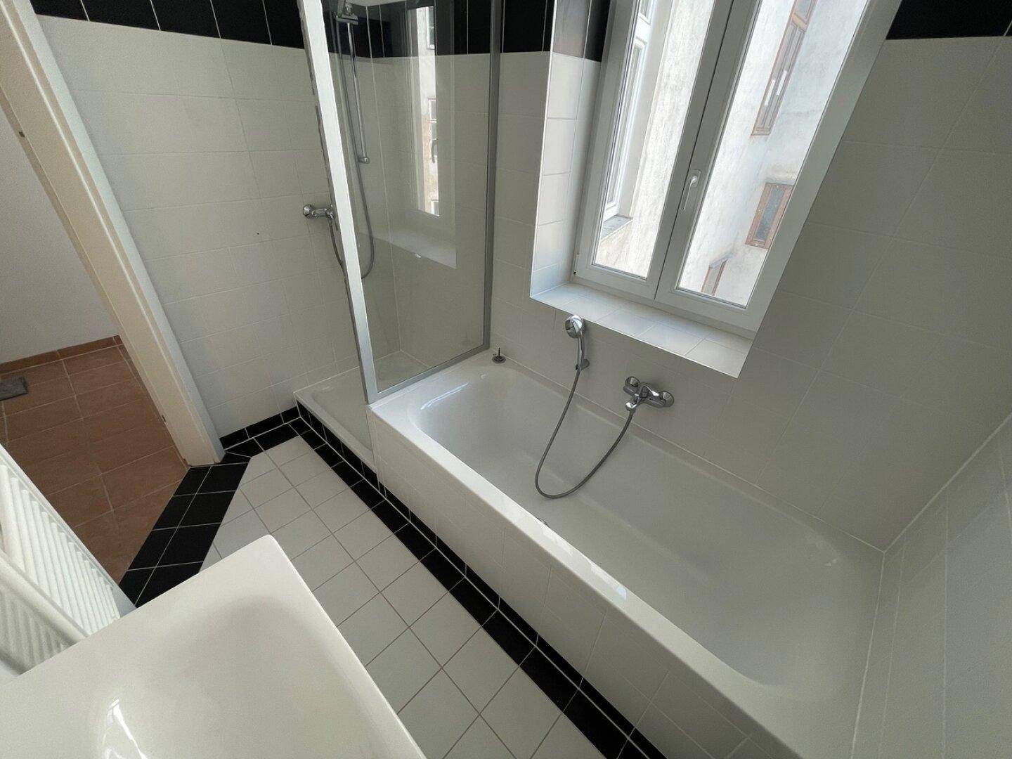 Bad mit Wanne, Dusche, WB