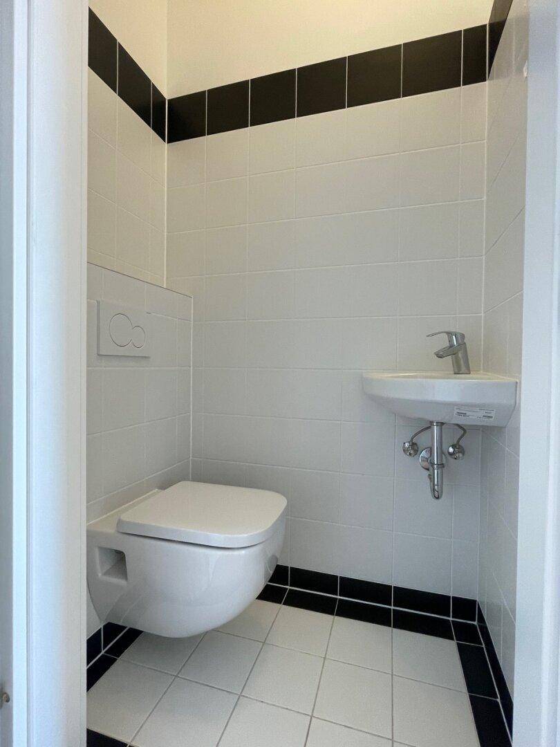 WC mit Handwaschbecken
