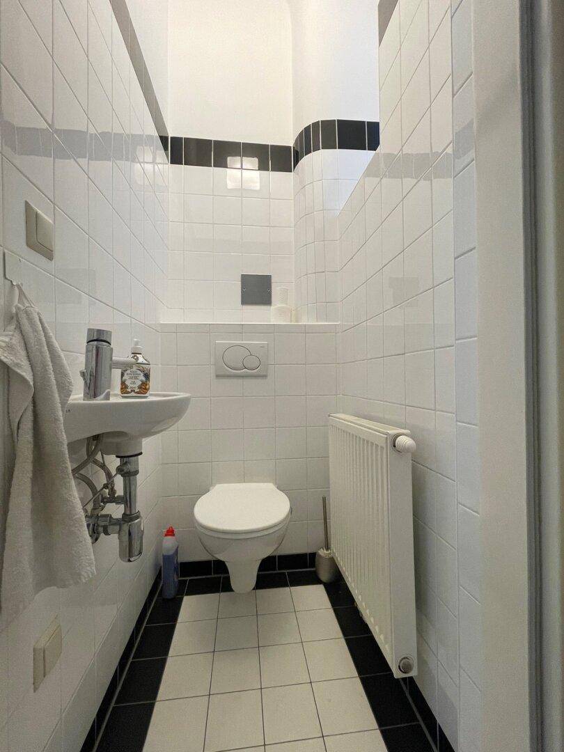 WC mit Handwaschbecken