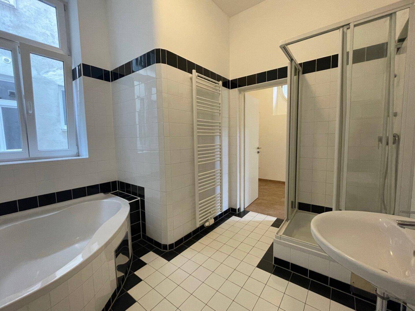 Bad mit Wanne, Dusche, WB und WM Anschluss
