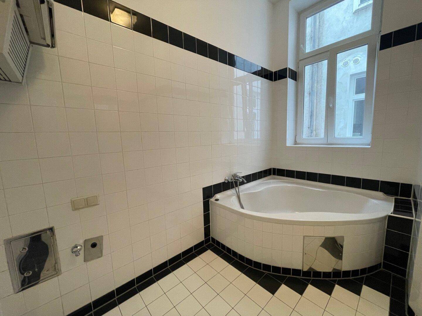 Bad mit Wanne, Dusche, WB und WM Anschluss
