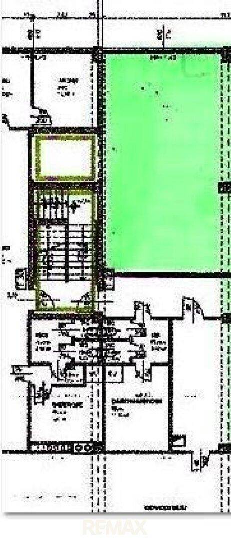 Detaillierter Grundrissplan mit verschiedenen Räumen, Treppe und einer grün markierten Gartenfläche.