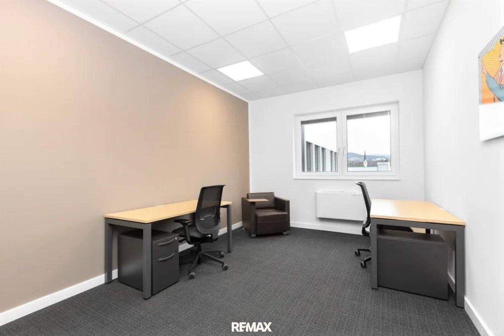 Helles Büro mit zwei Arbeitsplätzen, beigefarbener Wand und Teppichboden, ideal für konzentriertes Arbeiten.