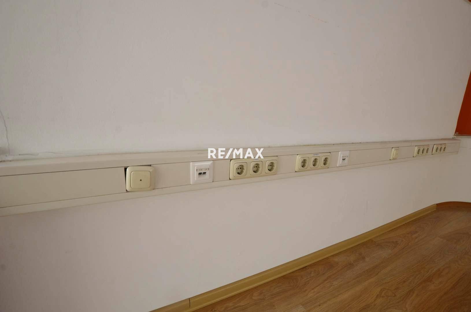 Kabelkanal auf für Internet