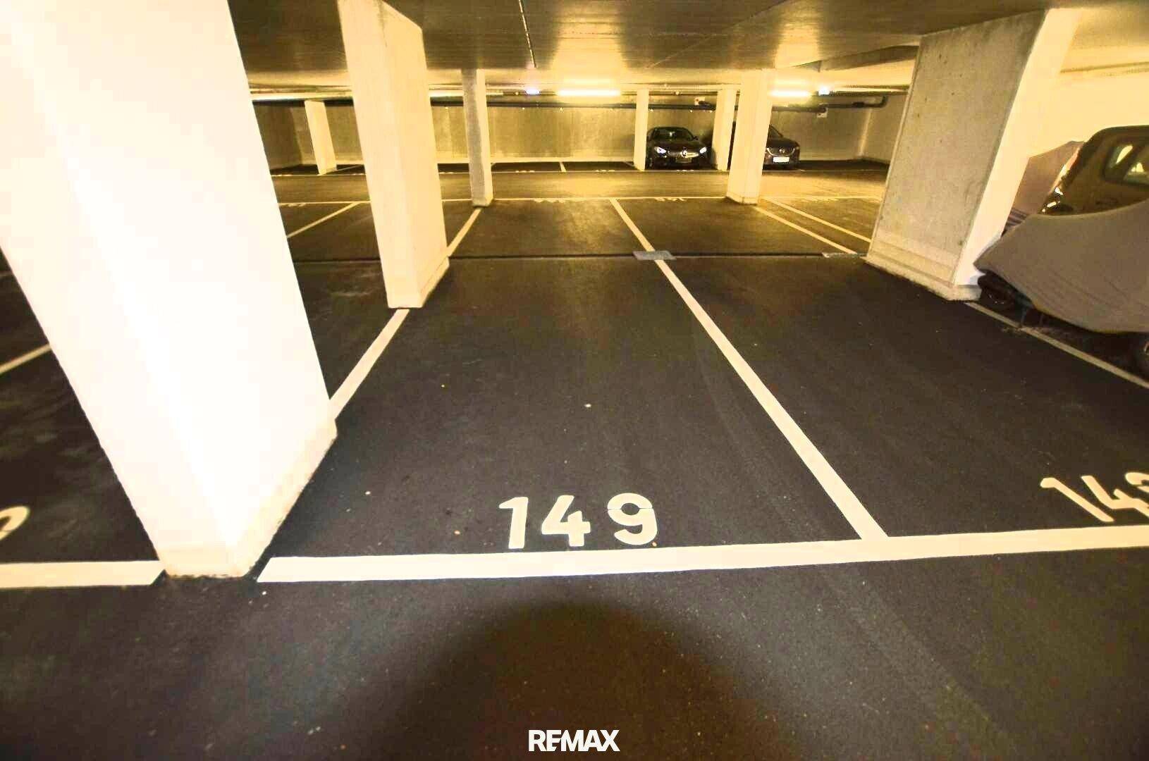 Tiefgaragenstellplatz Nummer 149 zwischen stabilen Betonpfeilern in der Parkebene.