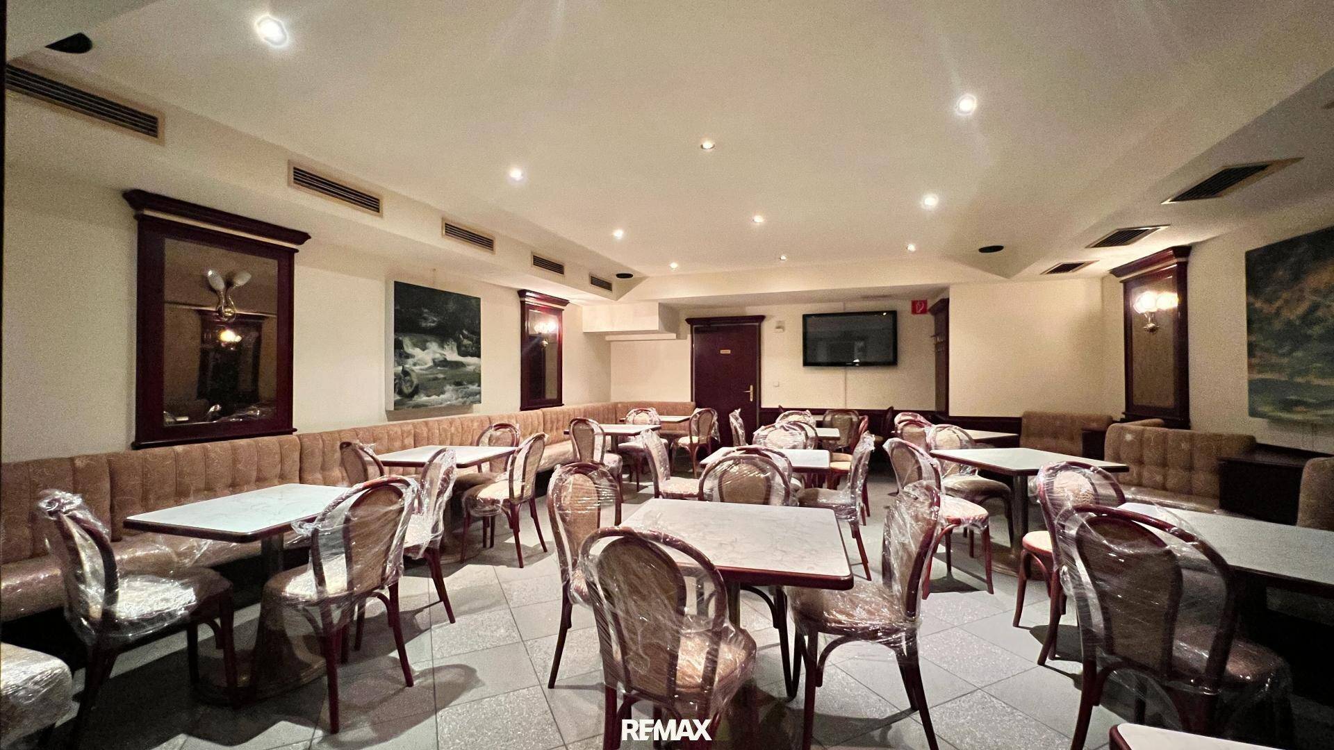 Geräumiger Restaurant-Essbereich mit mehreren Tischen, gepolsterten Bänken und traditioneller Einrichtung.