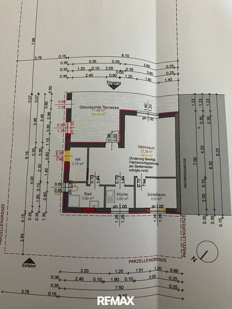 Grundriss mit überdachter Terrasse, Wohnraum, Küche, Schlafzimmer und Bad.