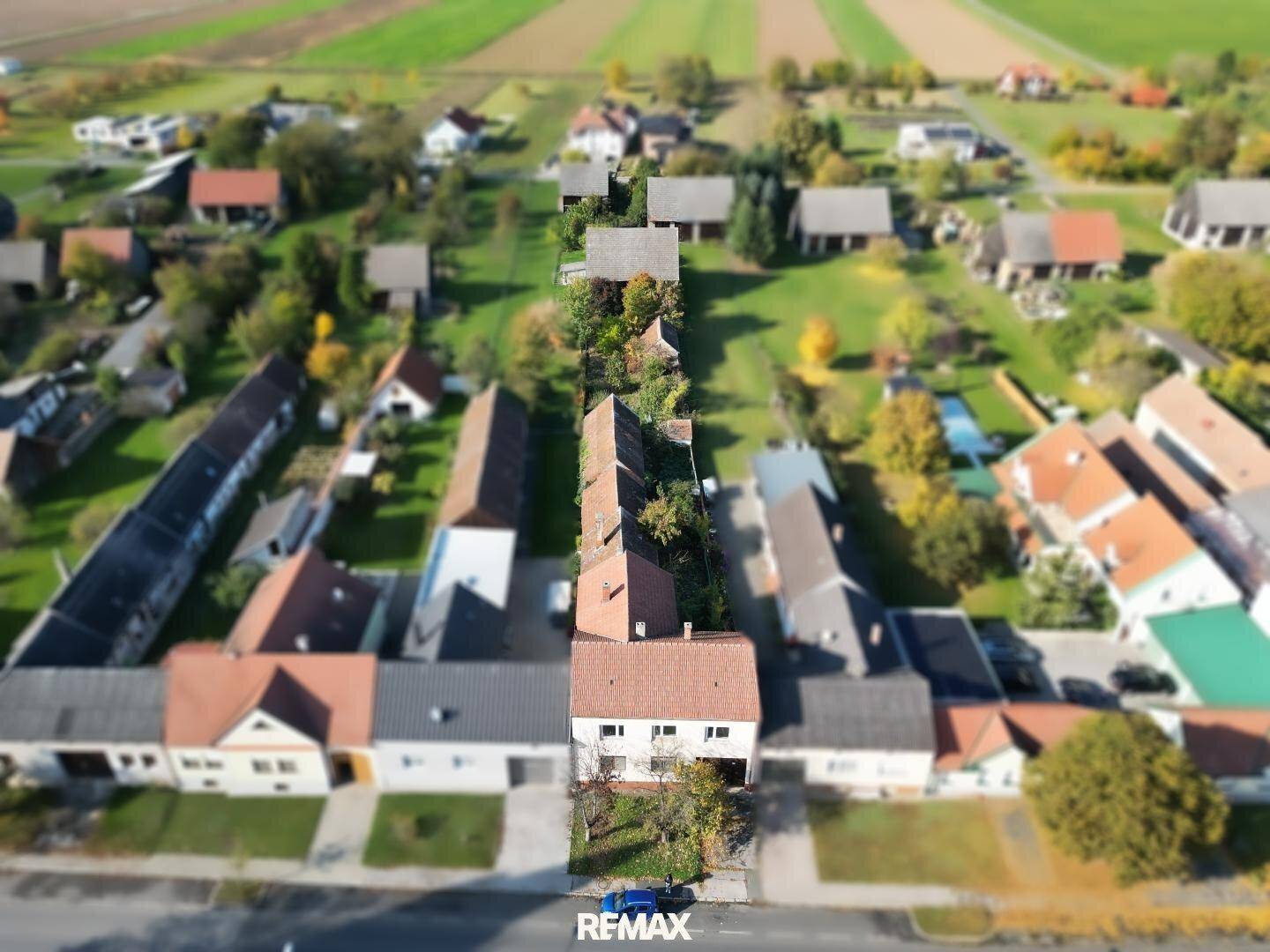 Zwei Wohnbereiche unter einem Dach – großes Haus mit Garten &amp; Nebengebäuden - Ansicht 2
