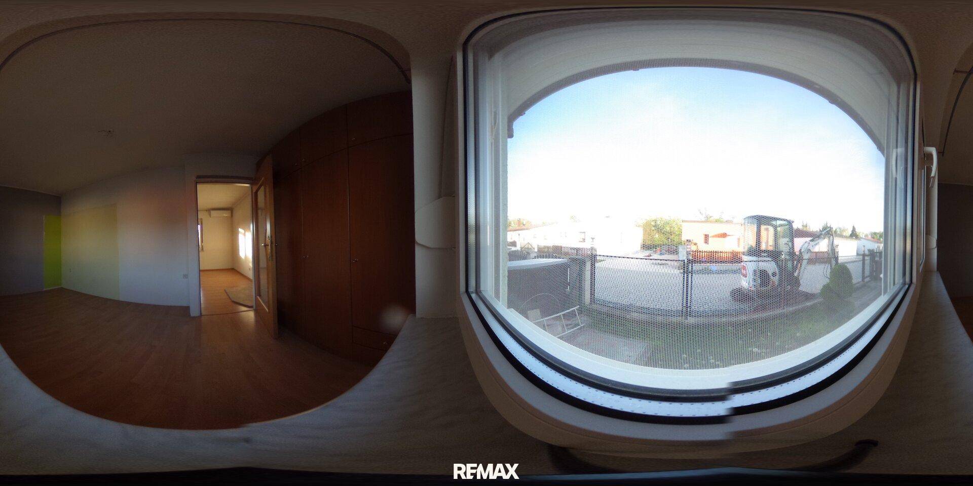 Panoramaansicht eines Schlafzimmers mit Holzboden, Einbauschränken und großem Fenster.