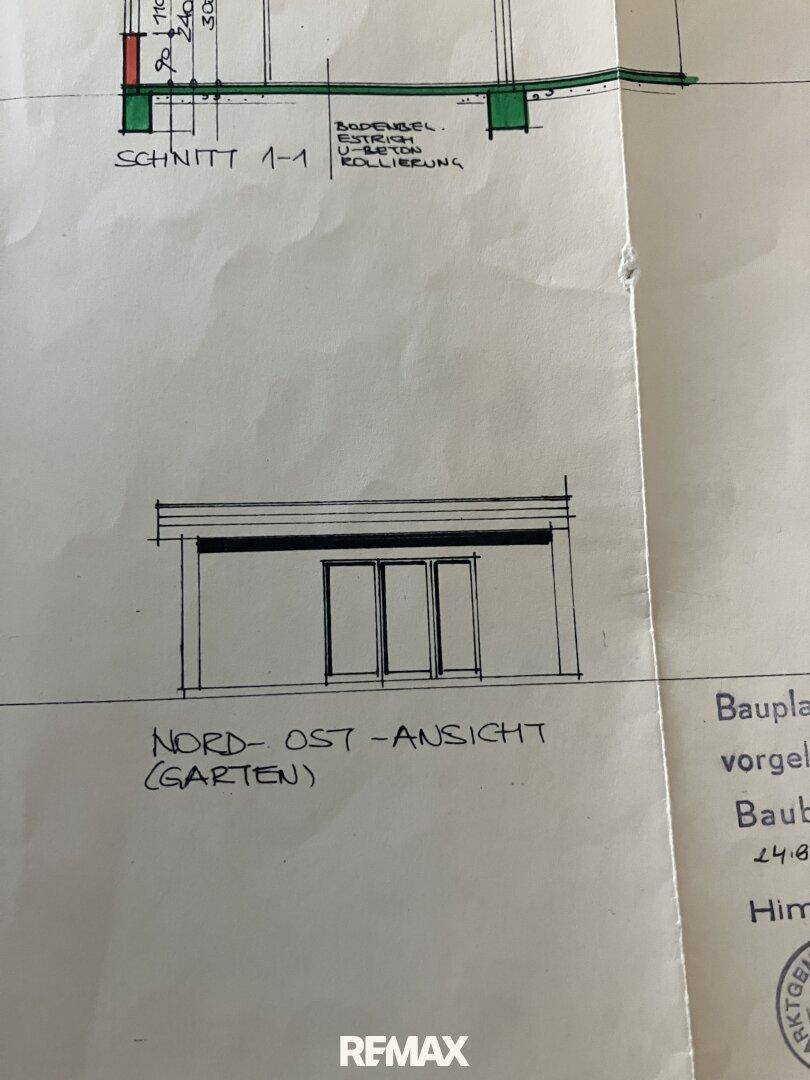 Architektonische Zeichnung der Nord-Ost-Ansicht des Gebäudes mit Fensterfront.