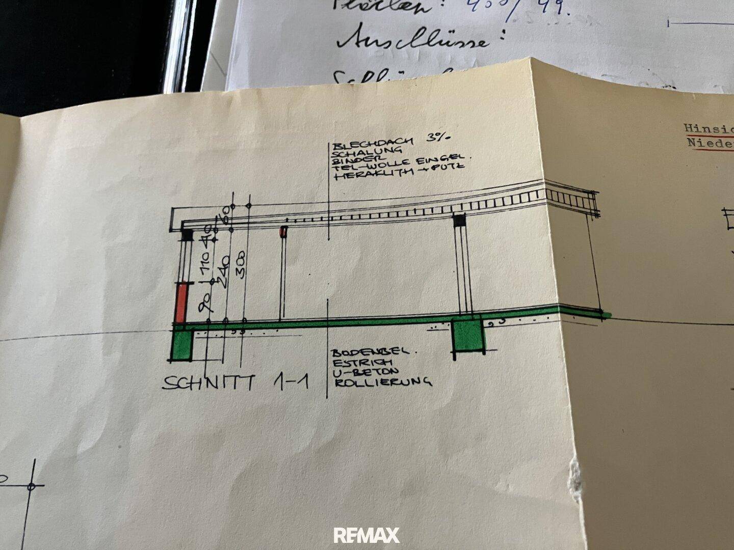 Architektonischer Schnitt 1-1 des Gebäudes, der die Dachkonstruktion und Bodenaufbau zeigt.