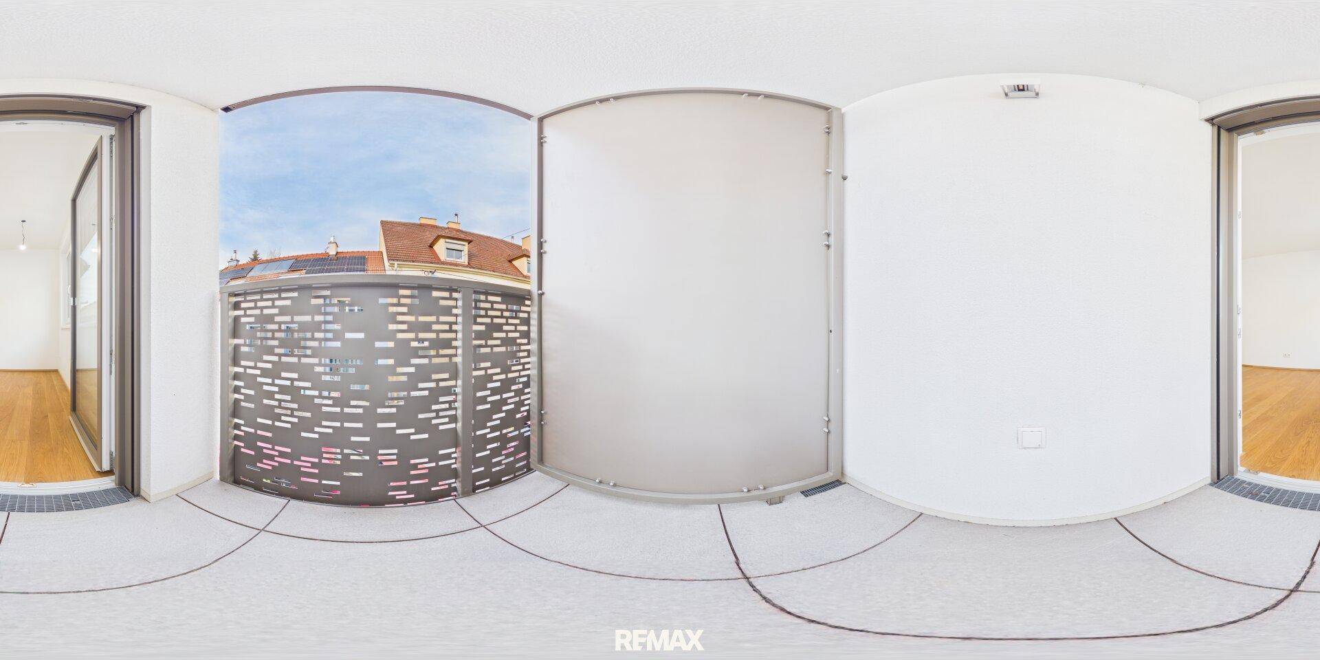 Geräumiger Balkon mit Fliesenboden und moderner Brüstung, ideal für Entspannung im Freien.
