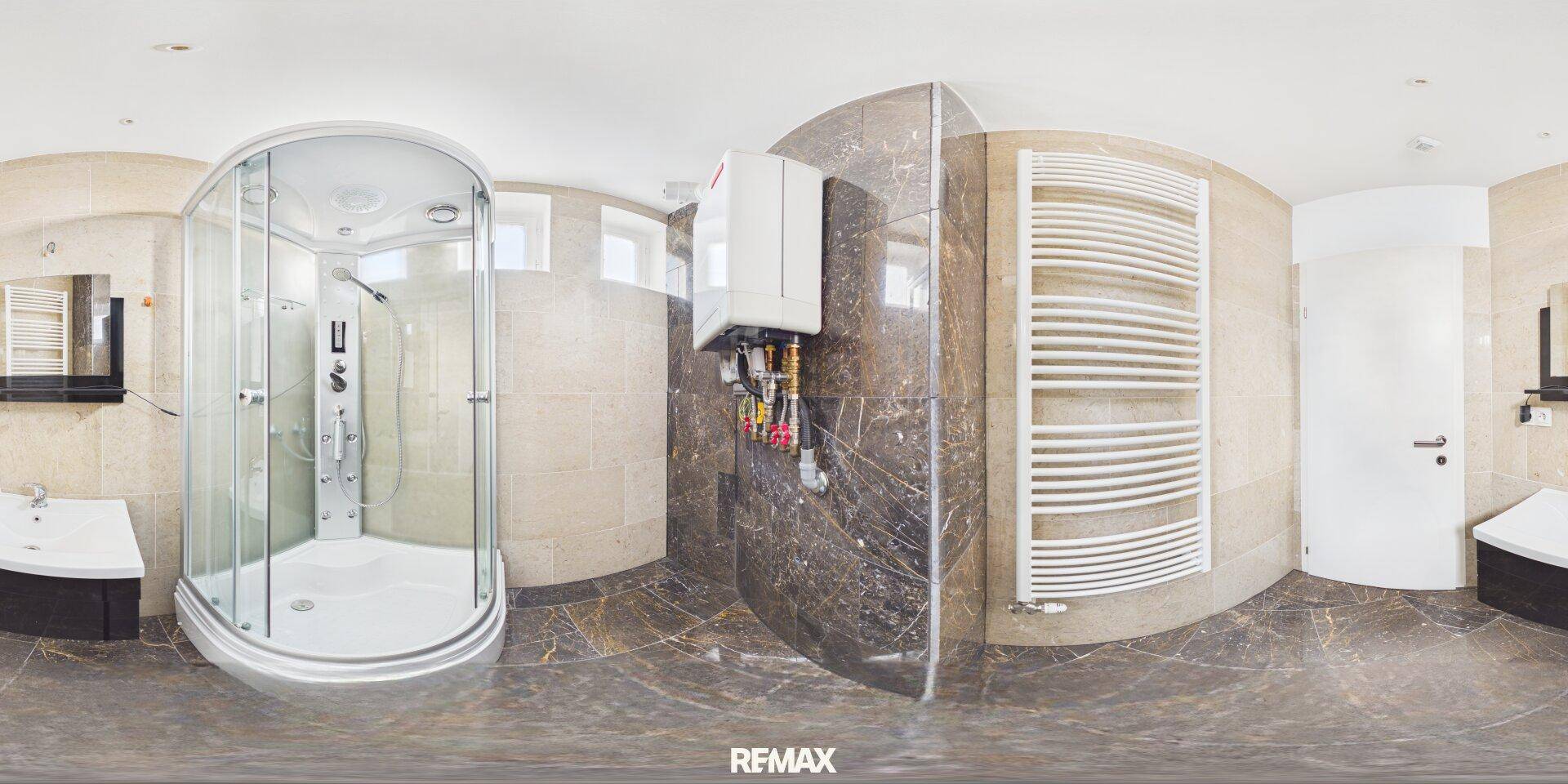 Modernes Badezimmer mit Duschkabine, beheiztem Handtuchhalter und eleganten Fliesen.