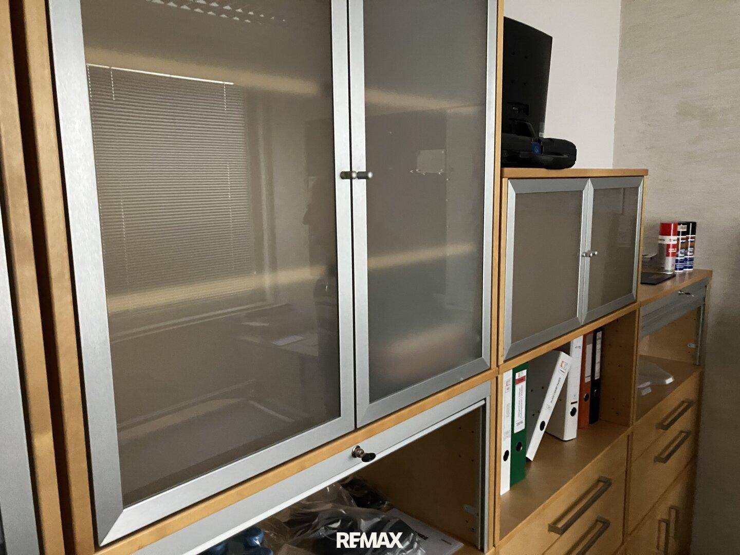 Büroschränke aus Holz mit Milchglasfronten und offenen Regalfächern für Aktenordner.