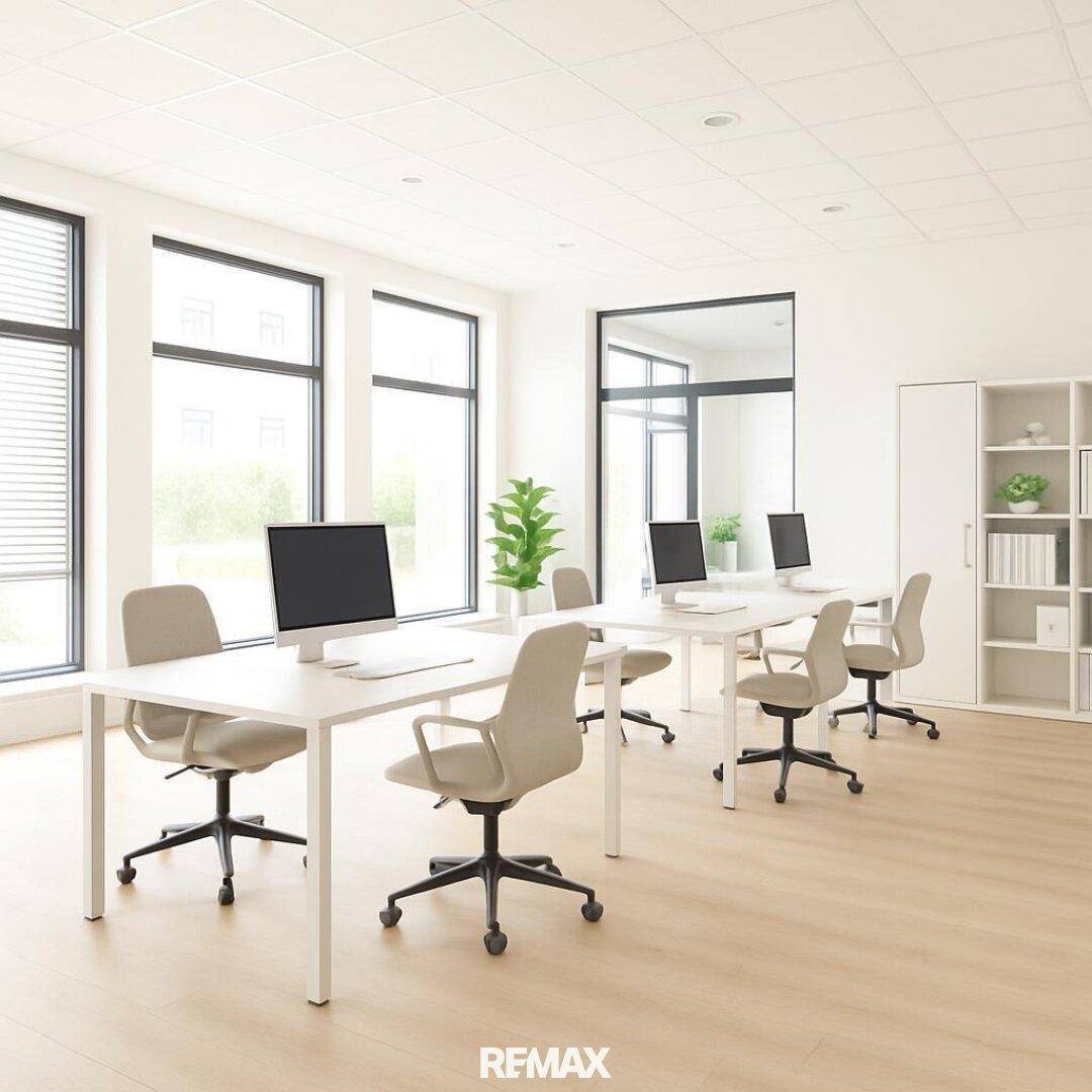 Geräumiges, modernes Büro mit mehreren Arbeitsplätzen, großen Fenstern und viel Tageslicht.