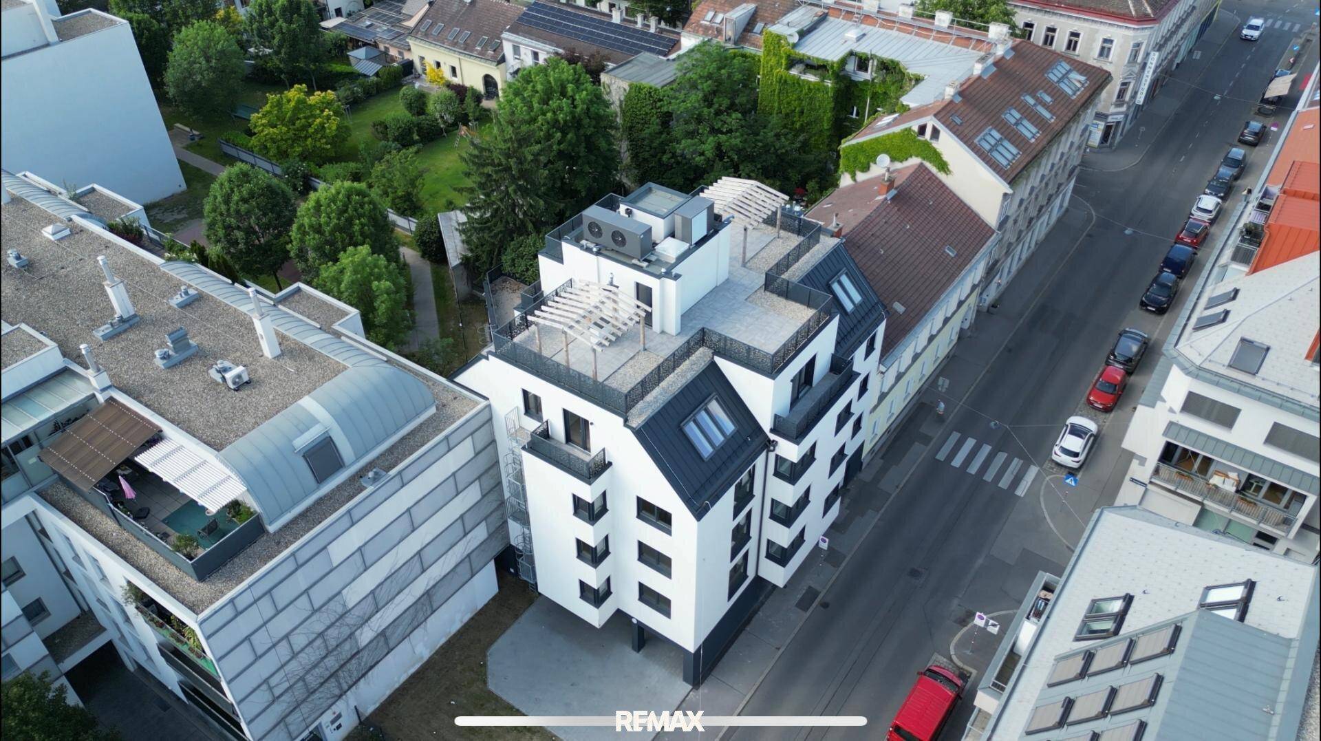 Panoramablick aus der Vogelperspektive auf das moderne Wohngebäude und die städtische Umgebung.
