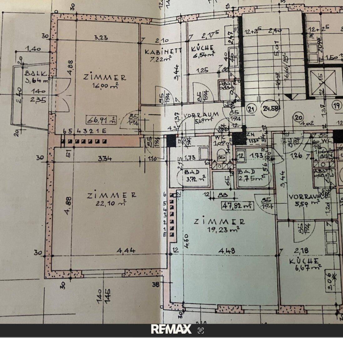 Detaillierter Grundriss einer Wohnung mit mehreren Zimmern, Küche, Bad, separatem WC und Balkon.