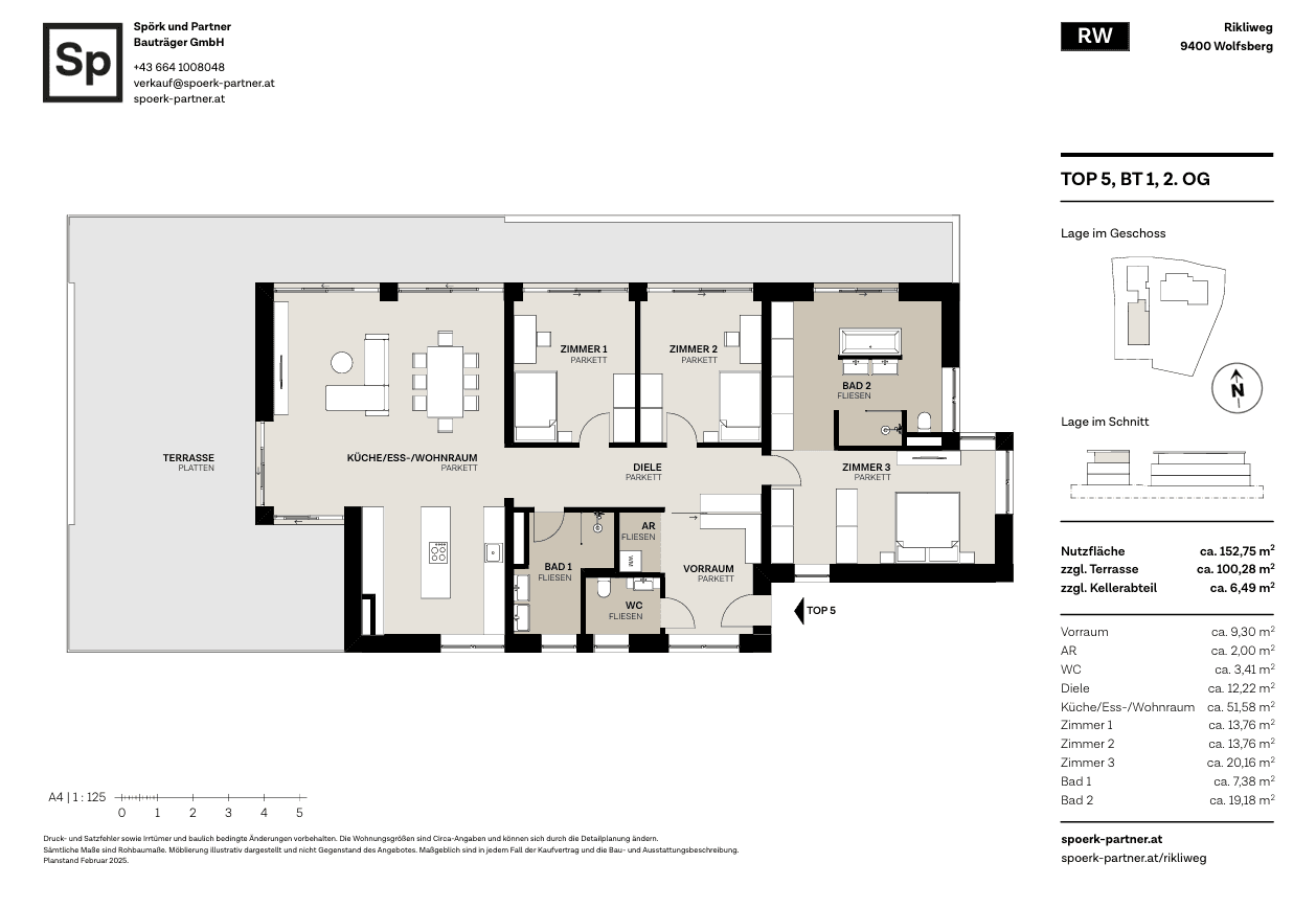 Detaillierter Grundriss einer Wohnung mit drei Schlafzimmern, zwei Bädern und großer Terrasse.