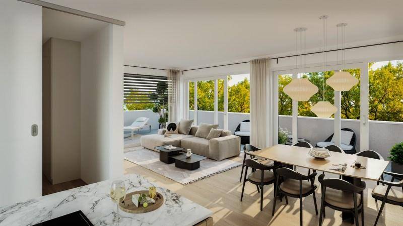 Heller Wohn- und Essbereich mit modernem Design, großen Fensterfronten und Zugang zum Balkon.