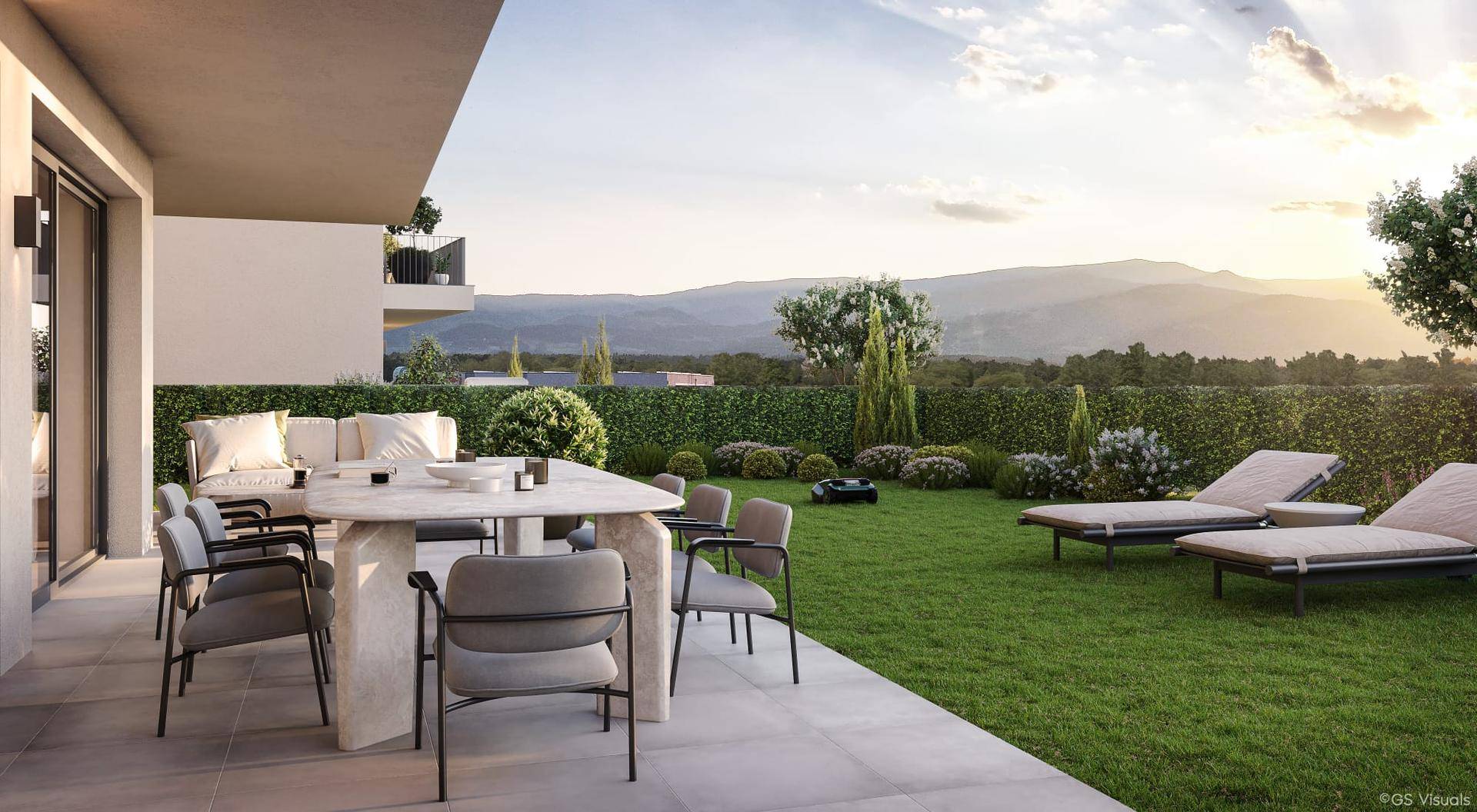 Großzügige Terrasse mit Essbereich und Liegestühlen, umgeben von einem Garten mit Bergblick.