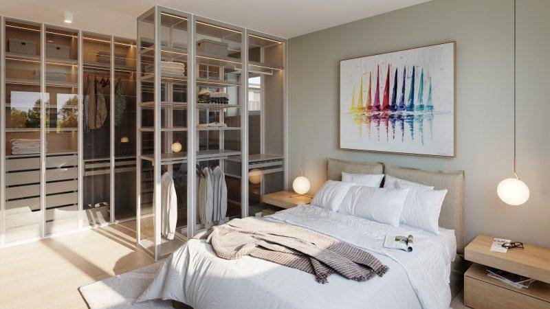 Modernes Schlafzimmer mit Doppelbett, Holzboden und integriertem begehbarem Kleiderschrank.