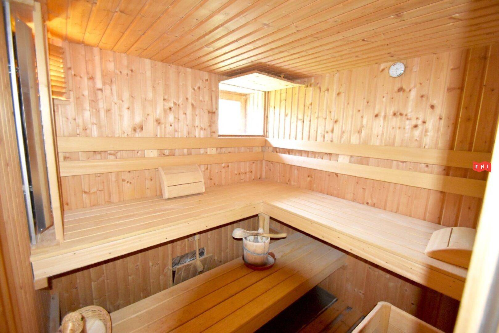 Traditionelle Holzsauna mit mehreren Bänken für Entspannung und Wellness.