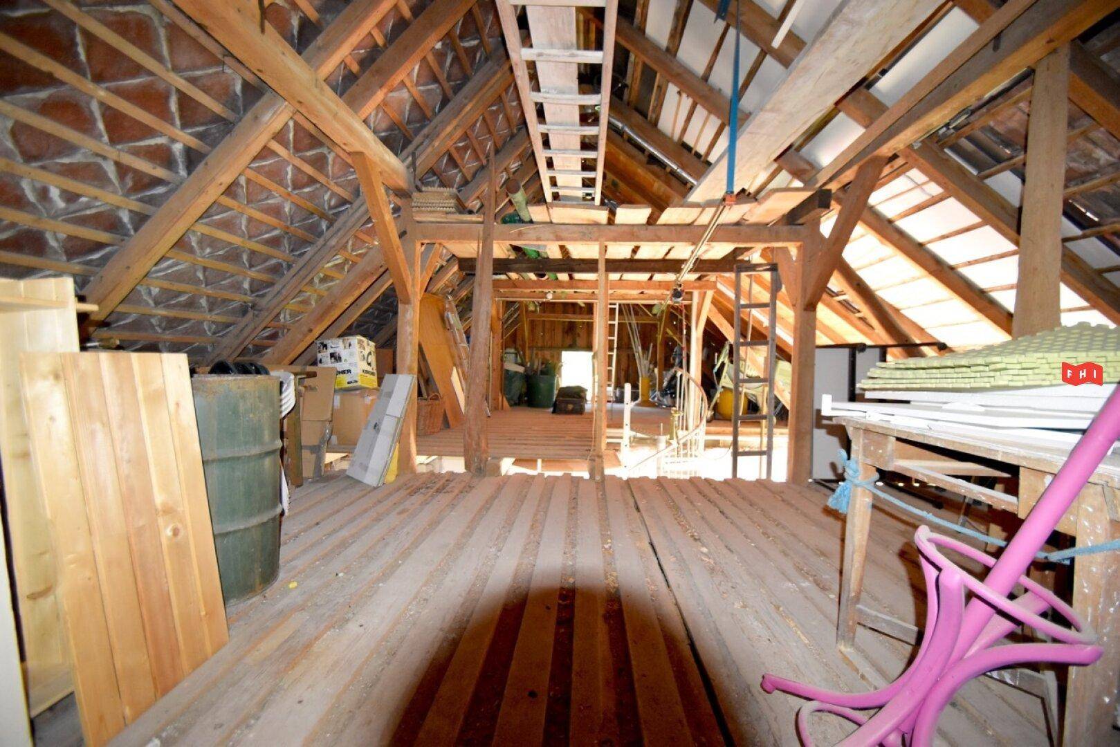 Großer, ungenutzter Dachbodenbereich mit sichtbarer Holzkonstruktion.